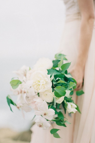 Белые цветы в букете невесты, 