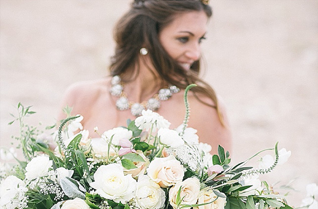 Белые цветы в букете невесты, 
