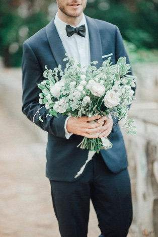 Белые цветы в букете невесты, 