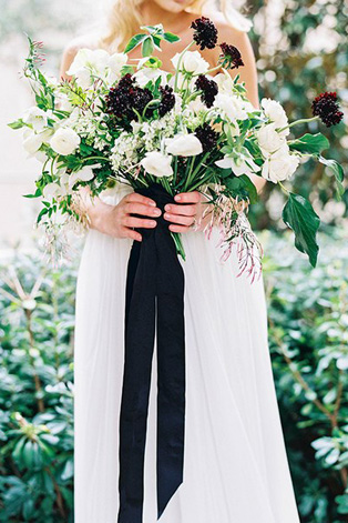 Белые цветы в букете невесты, 