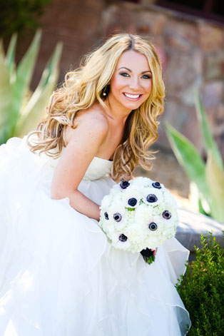 Белые цветы в букете невесты, 