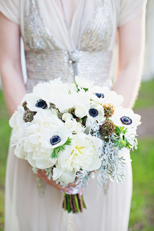 Белые цветы в букете невесты, 