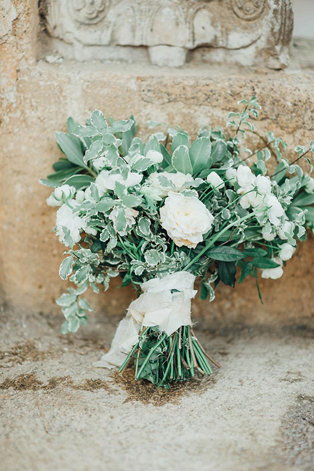 Белые цветы в букете невесты, 