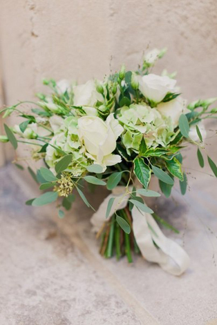 Белые цветы в букете невесты, 