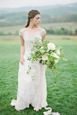 Белые цветы в букете невесты, 