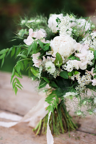 Белые цветы в букете невесты, 