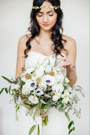 Белые цветы в букете невесты, 
