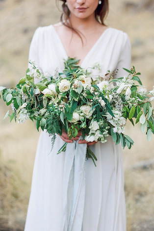 Белые цветы в букете невесты, 