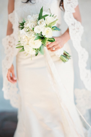 Белые цветы в букете невесты, 