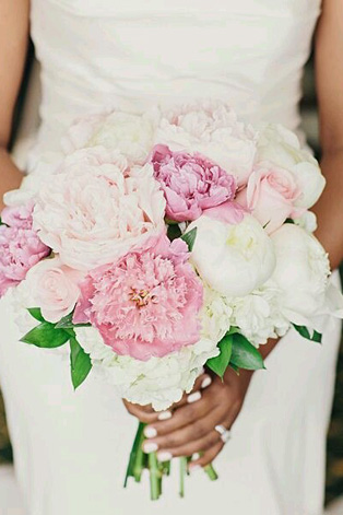 Белые цветы в букете невесты, 