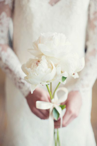 Белые цветы в букете невесты, 