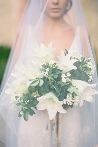 Белые цветы в букете невесты, 
