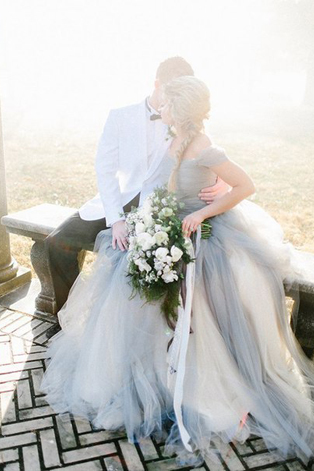 Белые цветы в букете невесты, 