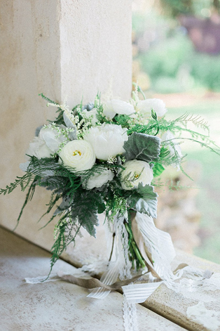 Белые цветы в букете невесты, 