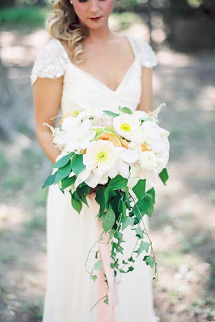 Белые цветы в букете невесты, 