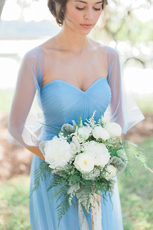 Белые цветы в букете невесты, 