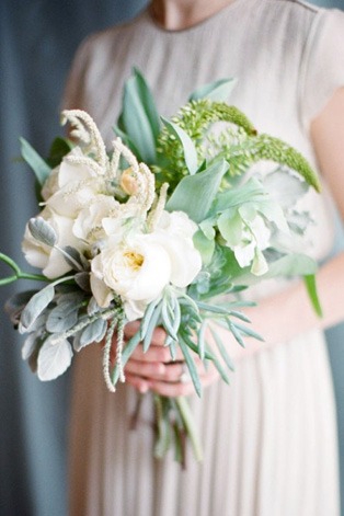 Белые цветы в букете невесты, 