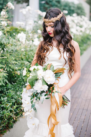 Белые цветы в букете невесты, 