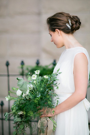 Белые цветы в букете невесты, 