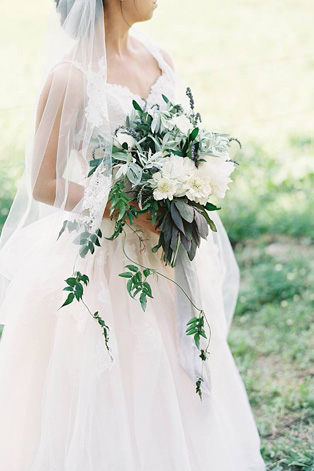 Белые цветы в букете невесты, 