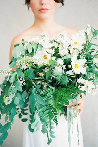 Белые цветы в букете невесты, 