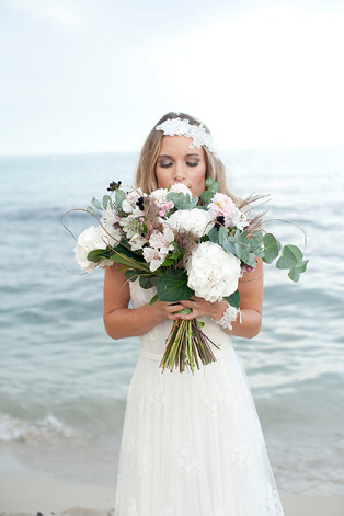 Белые цветы в букете невесты, 