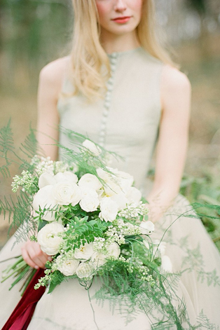 Белые цветы в букете невесты, 