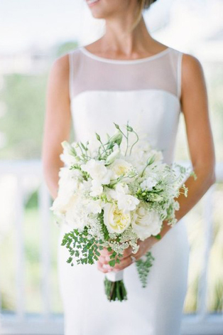 Белые цветы в букете невесты, 