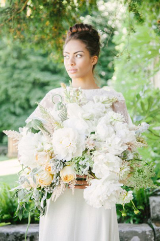 Белые цветы в букете невесты, 