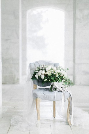 Белые цветы в букете невесты, 