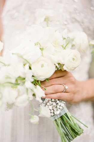 Белые цветы в букете невесты, 