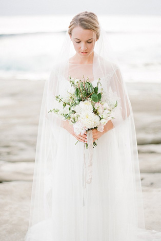 Белые цветы в букете невесты, 