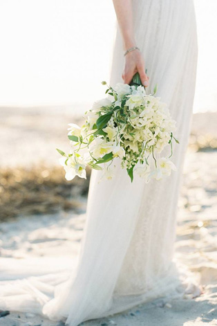 Белые цветы в букете невесты, 