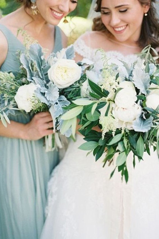 Белые цветы в букете невесты, 