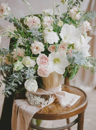 Белые цветы в букете невесты, 