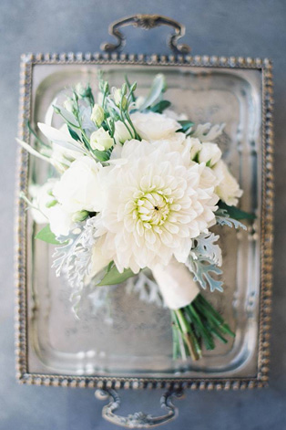 Белые цветы в букете невесты, 