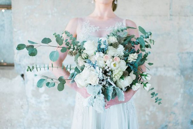 Белые цветы в букете невесты, 