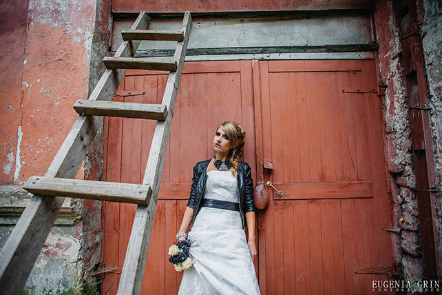 Фотопроект Blogger Bride, невеста в стиле рок, старое здание