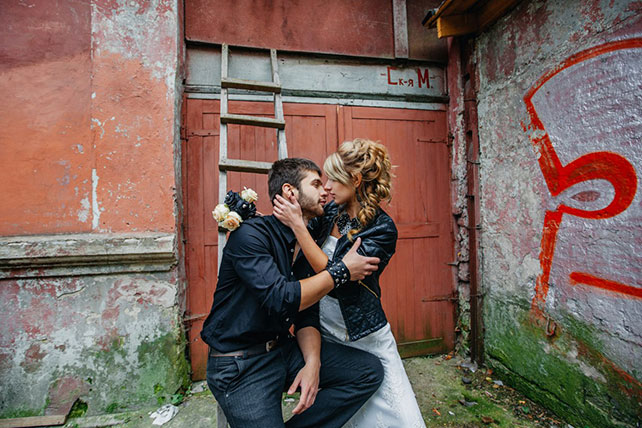 Фотопроект Blogger Bride, жених и невеста в стиле рок, ветхое здание 
