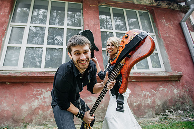 Фотопроект Blogger Bride, жених и невеста, электрогитары, рок