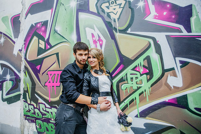 Фотопроект Blogger Bride, жених и невеста в стиле рок, граффити