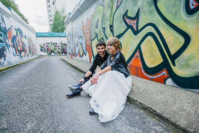 Фотопроект Blogger Bride, жених и невеста, переулок, граффити