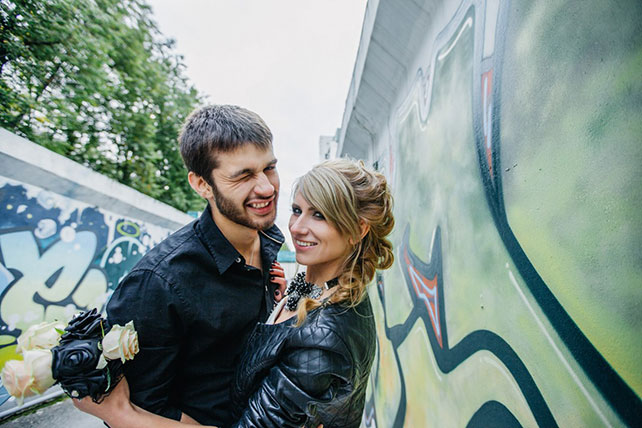 Фотопроект Blogger Bride, жених и невеста, переулок, граффити