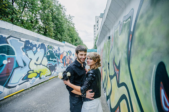 Фотопроект Blogger Bride, жених и невеста, переулок, граффити