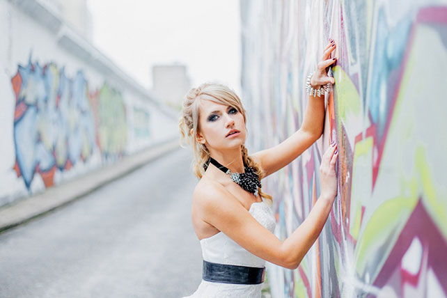 Фотопроект Blogger Bride, образ невесты в стиле рок, черные бусы, черный ремень