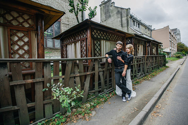 Фотопроект Blogger Bride, улица, жених и невеста, забор