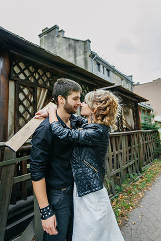 Фотопроект Blogger Bride, улица, объятия молодых, кожаная куртка