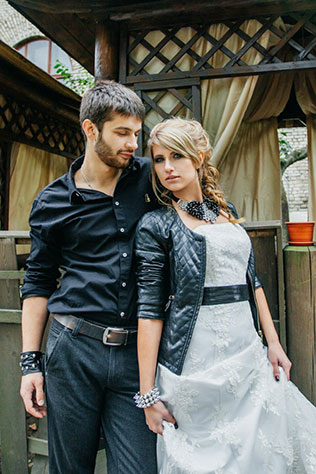 Фотопроект Blogger Bride, жених и невеста в стиле рок, кожаная куртка