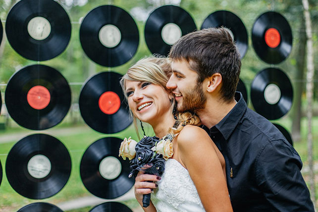 Фотопроект Blogger Bride, старые пластинки в декоре, черные розы в букете