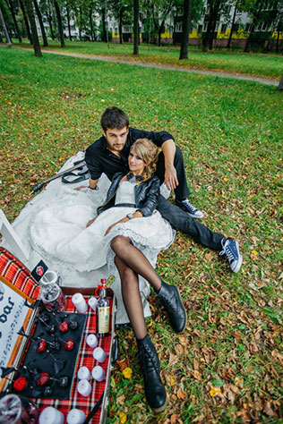 Фотопроект Blogger Bride, жених и невеста в парке на траве